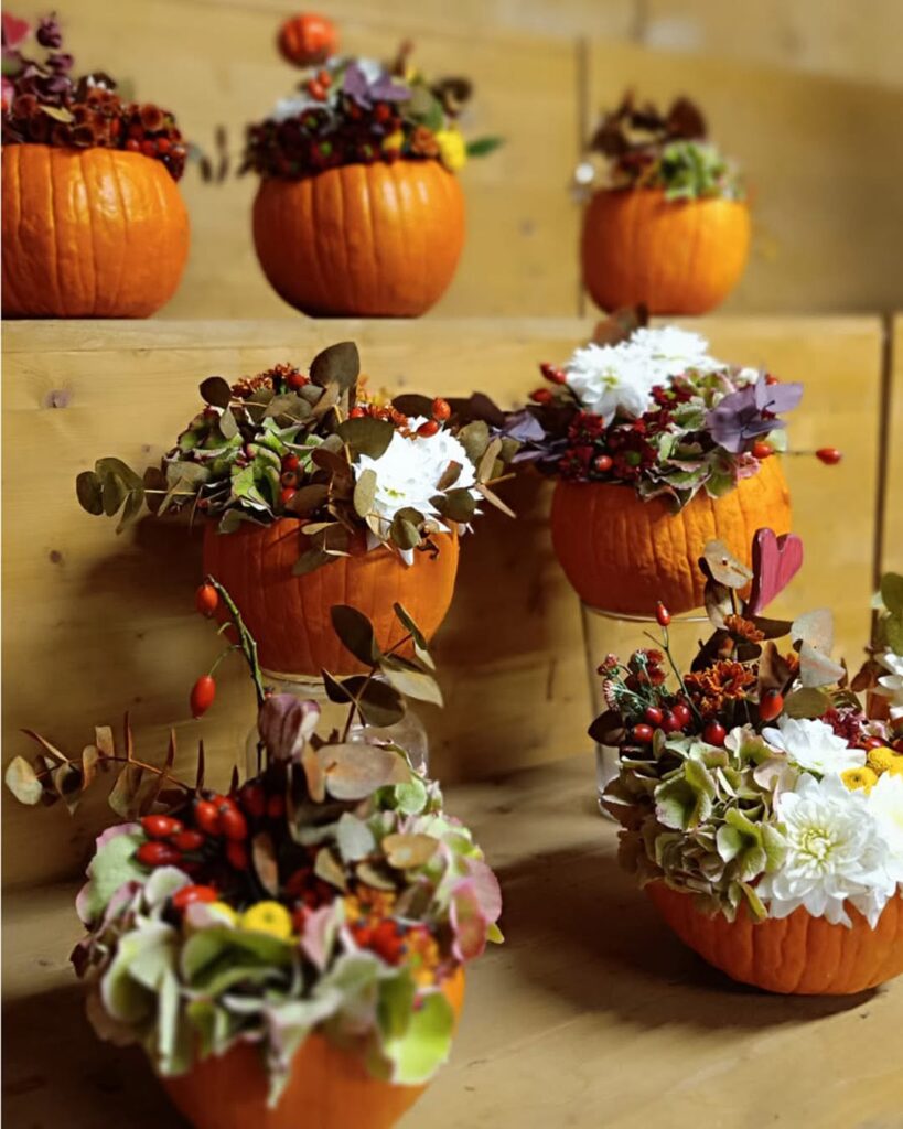 Fuori, la pioggia d’autunno. Dentro, zucche, fiori e mani in